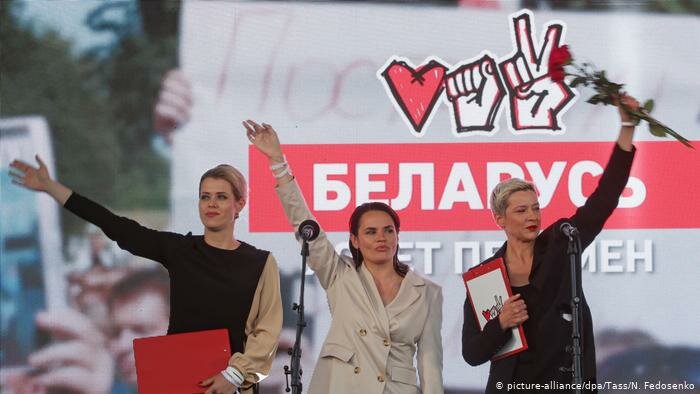 Вероника Цепкало, Светлана Тихановская и Мария Колесникова (слева направо) на митинге в Минске, 30 июля