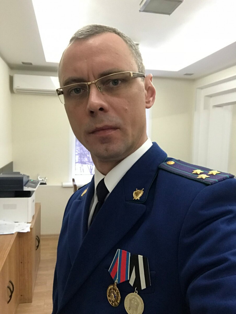 Страна должна знать своих героев. Прокурор Федин И.А. (фото взято из открытых источников в интернете). Если прокурор Федин И.А. и действовал в интересах  малолетних детей, то, явно, не моих. Пусть ответит, каким образом, он, "действующий в интересах моих несовершеннолетних детей" , вместо меня,  мог допустить, что  дети, за то время, когда он  ретиво "соблюдал их интересы", потеряли свои знания, деградировали, остались на второй год в соответствующих классах? Болезней  и травм (в.т. моральных) за полуторагодовалое пребывание в казенных учреждениях перенесли на порядок больше, чем за всю их предшествующую жизнь в родной семье.  Разве это их интересы?  Чьи интересы реально защищает прокурор Федин И.А.,  прикрываясь интересами моих детей, вот вопрос. Если прокурор не может действовать в интересах чужих детей, то пусть не берется. Если не стоит на страже Законов РФ и Конституции РФ и сам их не соблюдает, участвуя в коллективном подлоге с опекой и другими структурами,  и клепает дела, "шитые белыми нитками", зачем нужен такой Межрайонный прокурор? Только прокурорские погоны позорить, девальвировать  законные действия силовых структур и нивелировать  законы и указы Президента РФ. Кому он нужен?  Кому-то, получается, нужен, возможно - крайне необходим.