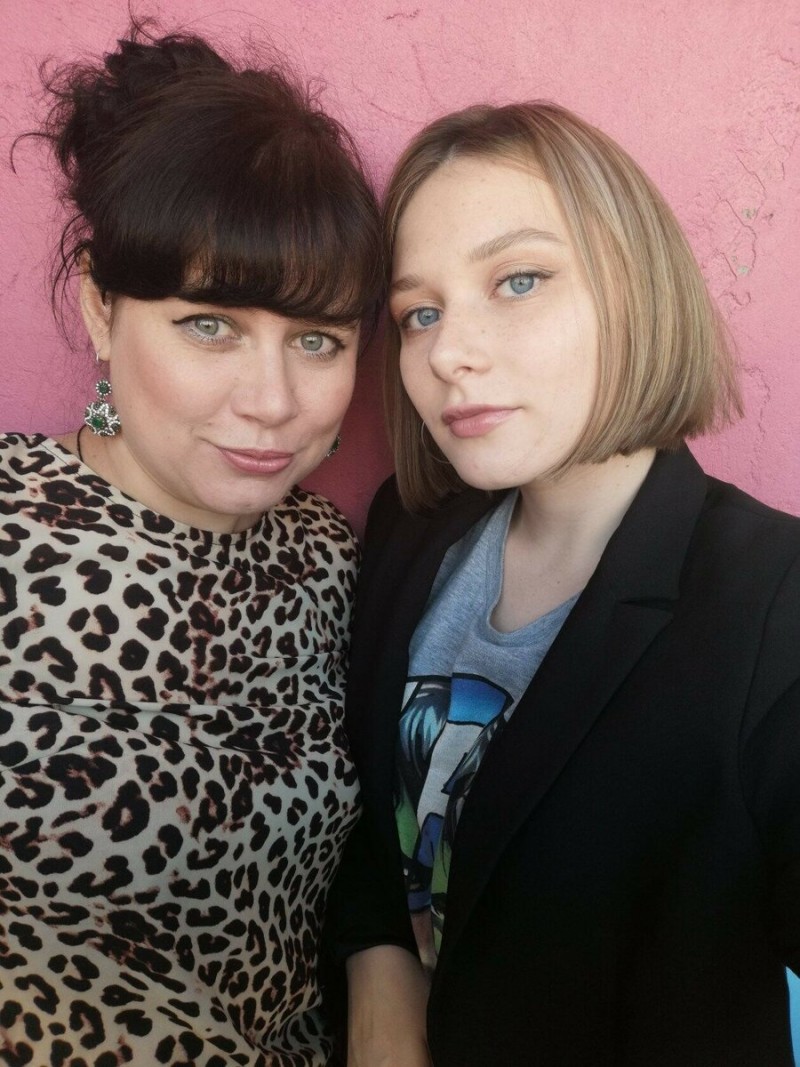 Это я и моя дочь. Мы раньше были подругами, но с годами наша дружба крепчает.