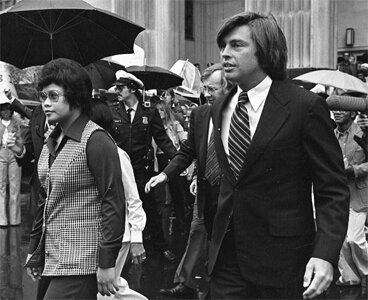 Фотоснимки 1976 и 1977 гг: обвиняемые в серийных убийствах медсёстры ветеранского госпиталя в Энн-Арбор в сопровождении своих адвокатов.       Обе обвиняемые находились в процедуре вхождения в гражданство США. Как только против них были выдвинуты обвинения, Госдепартамент США заморозил процедуру, что впоследствии считалось одним из свидетельств правового произвола и источником всевозможных страданий как обвиняемых, так и их близких.      Адвокаты просили отпустили обвиняемых под залог, суд назначил таковой в размере 150 тыс.$, т.е. по 75 тыс.$ c каждой обвиняемой. Таких денег у них не нашлось и они отправились за решётку.      Там Леонор Перез родила второго сына.      А далее произошло необычное, то, что прямо повлияло на весь ход событий. В дело вмешался Пасифико Маркос, младший брат филлипинского диктатора Фердинандо Маркоса. Пасифико возглавлял "Philippine Medical Association". Сия ассоциация занималалсь не только и не столько здравоохранением населения страны, сколько экспортом медицинских кадров за пределы Филлипин. Страна была очень бедна и управлялась жестокоим диктатором Маркосом, поэтому экспорт рабсилы являлся в 1960-1980-х гг одним из самых эффективных инструментов пополнения государственного бюджета. Отправлявшийся за пределы Филлипин человек получал от властей специальное разрешение и в дальнейшем платил налог с заработка. Кстати, мало кто знает, но подобную систему "экспорта рабсилы" в 21 веке взял на вооружение Таджикистан, нынешние таджикские трудовые мигранты действуют отнюдь не самостийно - нет! - они выезжают в рамках особой госпрограммы, участие в которой платное.      Пасифико Маркос заявил, что дело против Нарсисо и Перез является судебной ошибкой. И пригрозил, что в случае неблагоприятного его исхода (читай - осуждения обвиняемых) филлипинские власти отзовут всех своих граждан, работающих в американских больницах. По состоянию на начало 1976 г речь шла по меньшей мере о 30 тыс. медсёстрах!