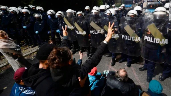 Жизнь польских женщин превратили в ад. Они массово протестуют