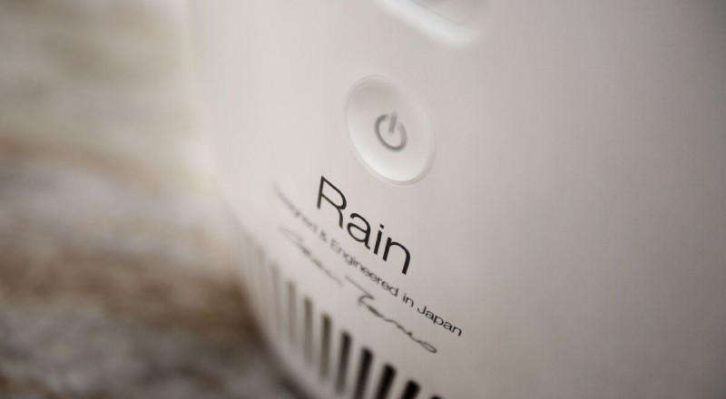 Воздухоочиститель-увлажнитель Rain эффективно насыщает воздух влагой – это практически можно увидеть.