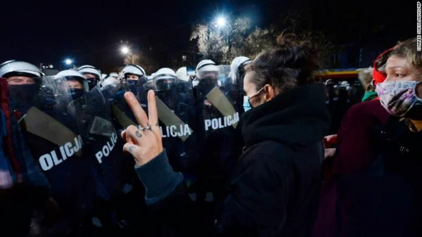 Жизнь польских женщин превратили в ад. Они массово протестуют