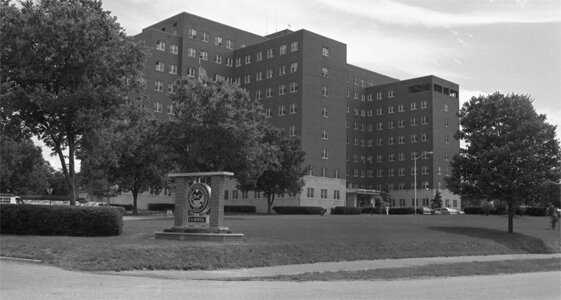 Госпиталь ветеранов вооруженных сил (сокр. VA Hospital) был построен в начале 1950-х гг и принял первых пациентов в сентябре 1953 г.       Началось всё с того... хотя на самом деле даже непонятно с чего же всё и началось.      В начале июля 1975 г в отделении интенсивной терапии VA Hospital стали умирать пациенты. В принципе, они умирали там всегда, поскольку в этом отделении находятся самые тяжелые больные, поэтому можно сказать, что смерть кого-то из них являлась всего лишь статистической величиной. Прошёл почти месяц, прежде чем врачи обратили внимание на увеличение частоты скоропостижных, т.е. внезапных, смертей. Причём с очень схожими диагнозами. У сравнительно молодых мужчин, находившихся в хорошей физической форме, внезапно останавливалось дыхание, тут же начинались перебои в работе сердца, затем останавливалось и сердце... Больных начинали реанимировать и возвращали к жизни, но через 6 часов необъяснимый припадок слабости повторялся. Не всякий раз и не у каждого, но по меньшей мере в 4 случаях приступы имели место в течение суток два и даже три раза.      Особенно подозрительно выглядела остановка дыхания и сердца у 36-летнего офицера-десантника в отставке Кристофера Райта, который попал в реанимацию после сравнительно простенькой операции на колене. Мужчина был абсолютно здоров, всю жизнь занимался спортом и ничто не указывало на возможность серьёзных послеоперационных осложнений, но его, между тем, едва спасли!      Сейчас уже невозможно сказать, кто первым из врачей-реаниматологов обратил внимание на странные случаи ухудшения здоровья, вполне возможно, что это сделали независимо друг от друга сразу несколько человек. Но в конце июля некоторые из врачей обменялись мыслями по этому поводу и решили составить список с перечнем подозрительных инцидентов. Таковых по разным подсчётам получилось изрядно - 11 подозрительных смертей и примерно столько же случаев, не закончившихся смертью. Доктор Энн Хилл (Anne Hill), главный врач отделения интенсивной терапии, посчитала необходимым сообщить о возникших подозрениях начальству.      Когда руководство госпиталя ознакомилось со служебной запиской Энн Хилл, началось внутреннее расследование. Первым его шагом явилась попытка определения того, какое именно вещество провоцировало критическое падение жизненных функций. Для этого образцы крови подозрительно умерших были подвергнуты расширенному химическому анализу. Результат оказался шокирующим - у 9 из 11 подозрительно умерших в реанимации в крови присутствовал "павулон" (pavulon) - мощный мышечный релаксант, являющийся синтетическим аналогом яда кураре, одного из самых опасных алкалоидов. Ни одному из умерших "павулон" не назначался. Случайно попасть подобное вещество в кровь больного никак не могло, а стало быть, в каждом из 9 случаев имело место умышленное убийство.