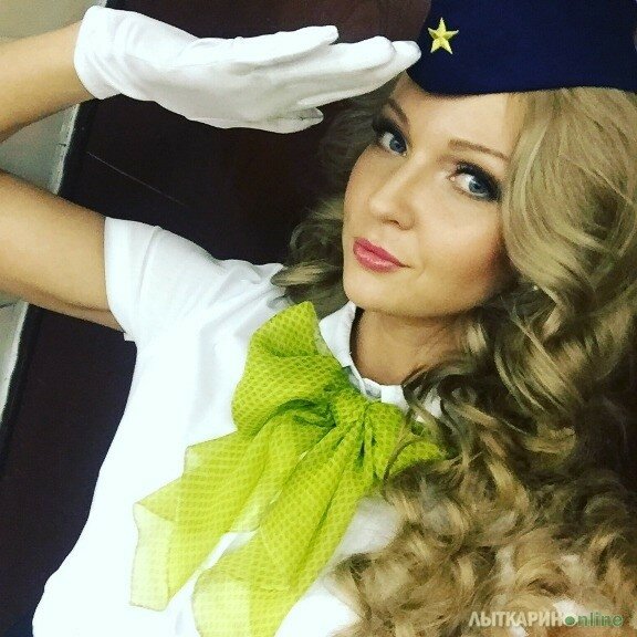 Победительница конкурса красоты среди стюардесс рассказывает , как проходит рабочая смена экипажа самолета