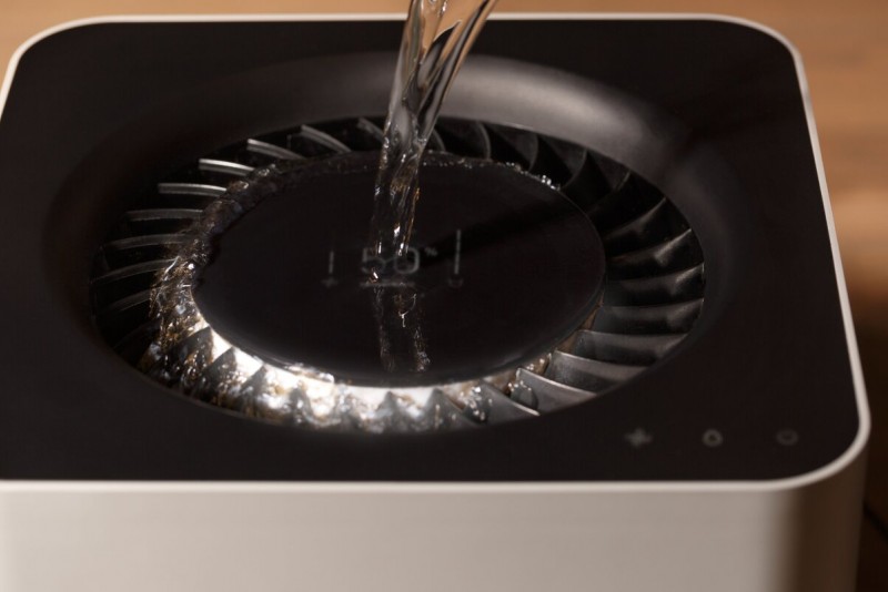 Q780: смело лейте воду прямо на цифровой дисплей, отображающий настройки воздуха.
