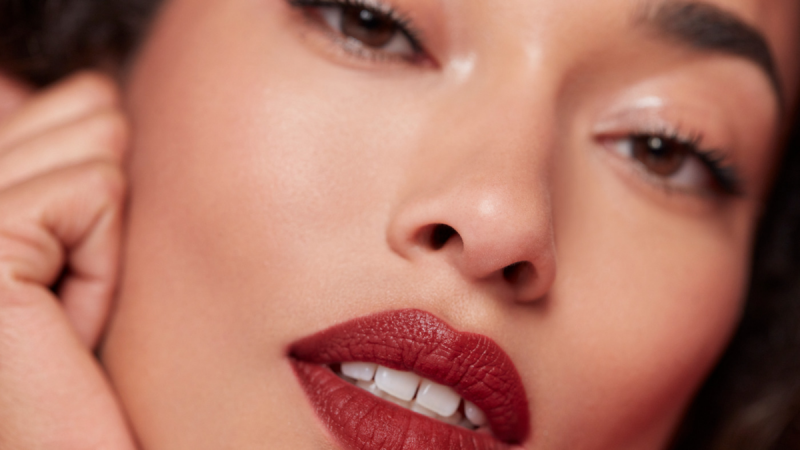 Есть вопросы по уходу или макияжу? Задайте их эксперту Clarins