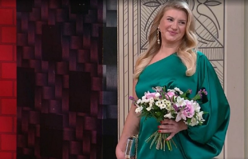 Ася, 34 года, без комплексов. Ходит на улицу в халате и валенках. Запустила себя молодая "Русская Женщина"...