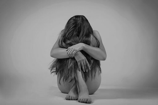 Как женщина обесценивает себя в отношениях: 5 типичных ошибок