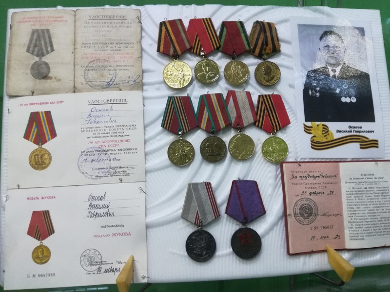 Примеры стенда экспозиции с медалями и документами.