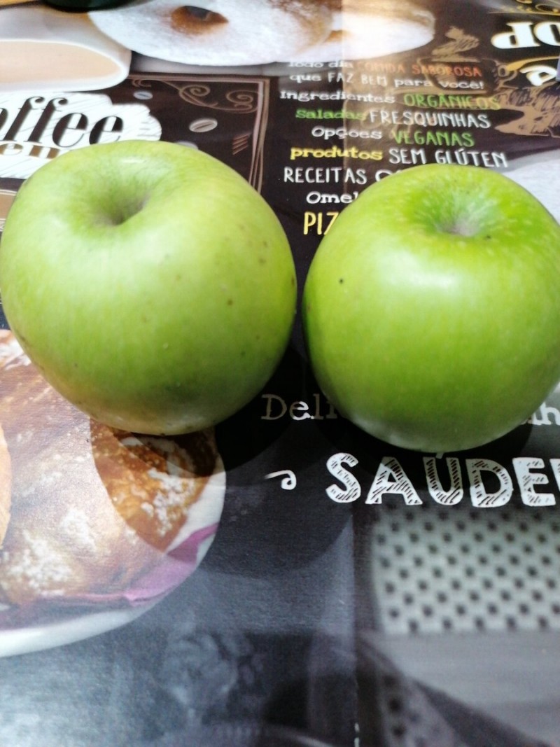 Зелёные яблоки.