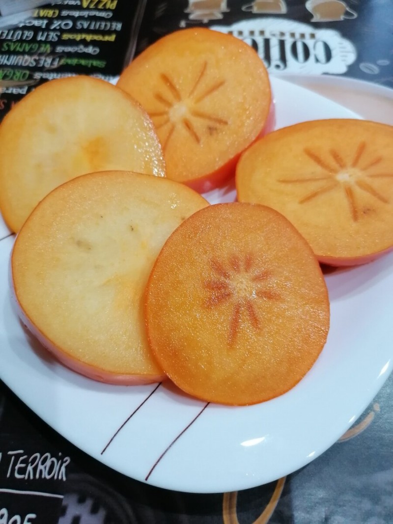 Перекус хурмой.
