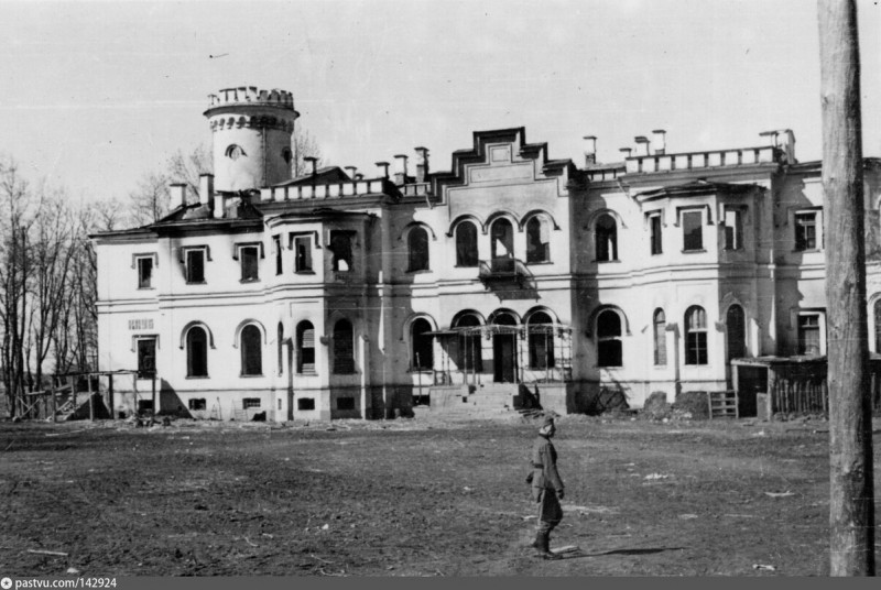 Немецкий солдат на фоне усадьбы. Слева видна надпись - именно как клуб оно использовалось в советское время до войны. Фото 1941года