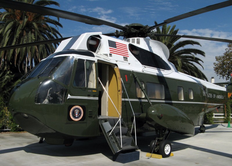 Модель VH-3A Sea King образца 2007 года. В 1984-м президент США Р. Рейган летал на VH-3D того же цвета  и с тем же прозвищем Sea King, означающим «Морской король» (фото Geographer)