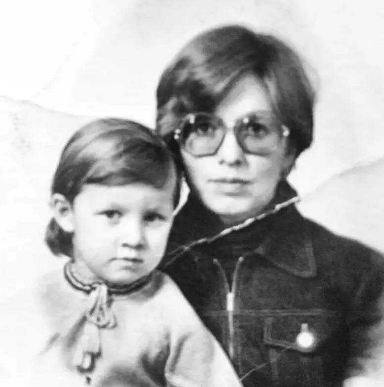 Мария Захарова со своей матерью. Фото взято из открытых источников