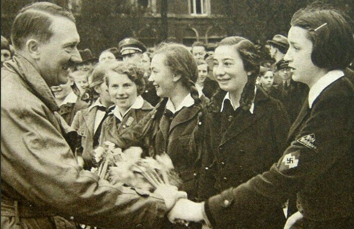 Гитлер любил женское внимание и не скрывал этого.