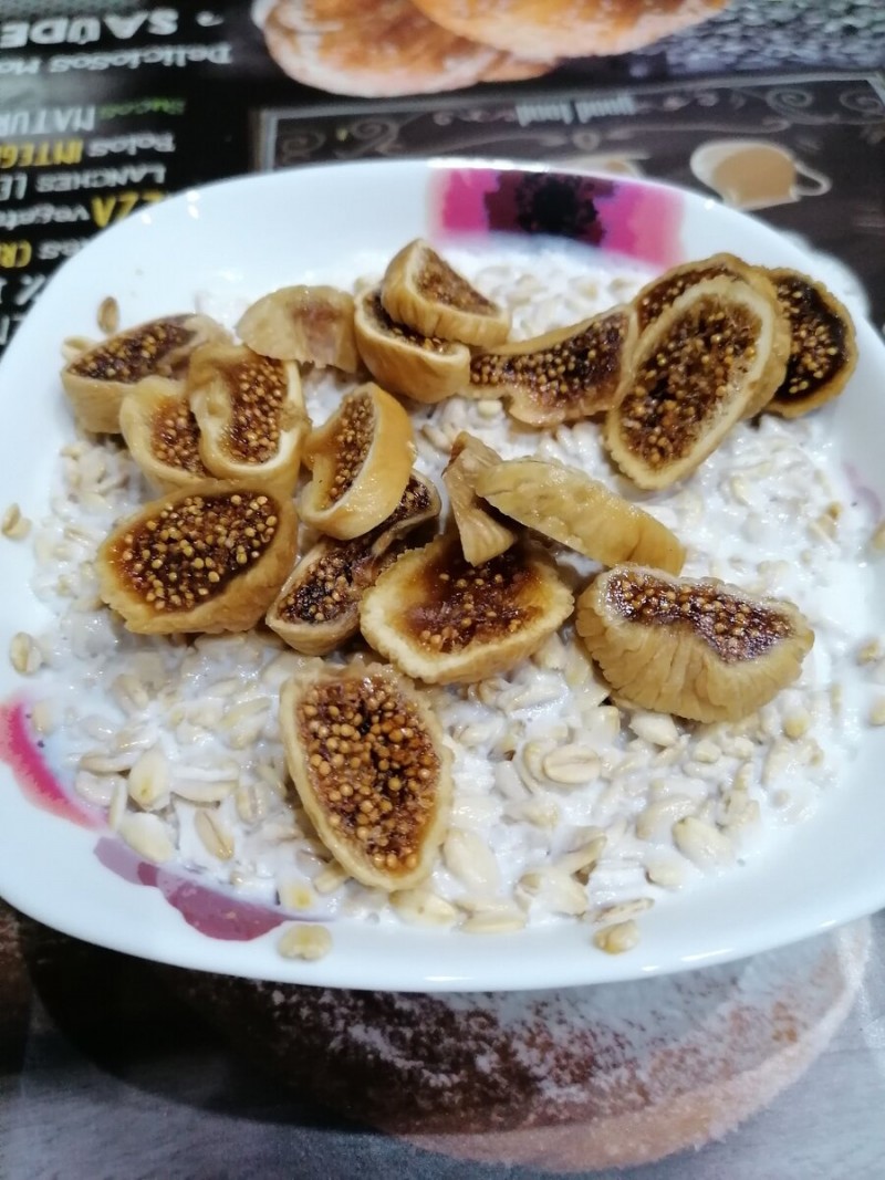 Каша овсяная на кефире с инжиром.