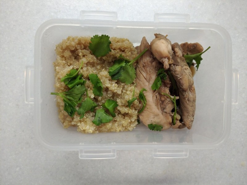 Обед: киноа с курогрудкой