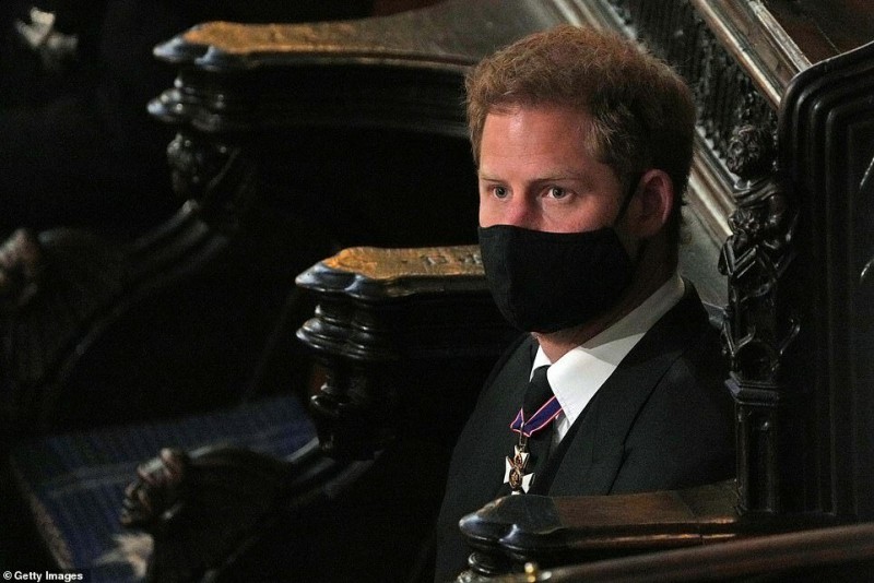 Фотоhttps://www.dailymail.co.uk/news/article-9482697/Prince-Philip-funeral-Queen-carried-pocket-square-picture-newlyweds.html