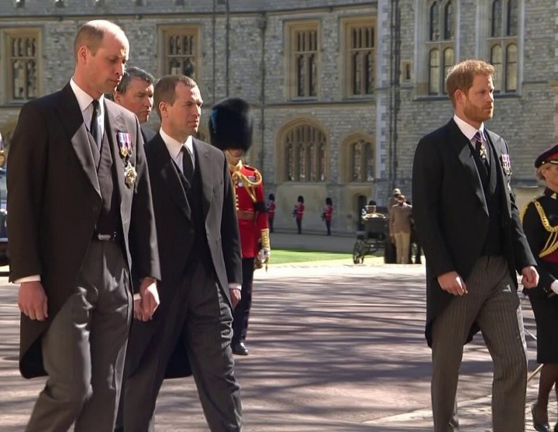 Фото https://www.dailymail.co.uk/news/article-9482697/Prince-Philip-funeral-Queen-carried-pocket-square-picture-newlyweds.html