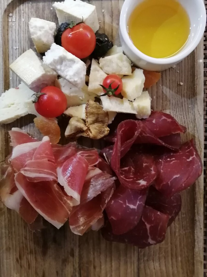Закуска из пршута, коз его сыра, орехов с мёдом и чернослива и помидоров. Очень рекомендую к ракии😀