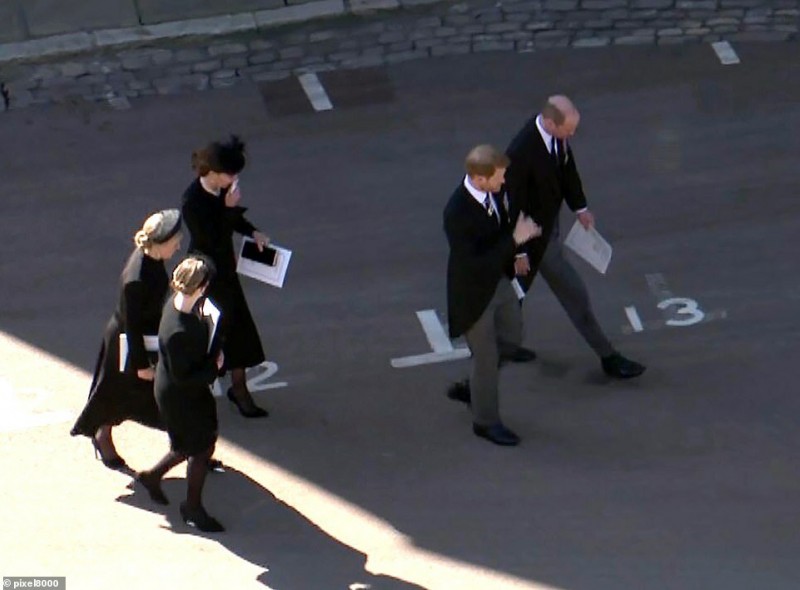 Фото https://www.dailymail.co.uk/news/article-9482697/Prince-Philip-funeral-Queen-carried-pocket-square-picture-newlyweds.html