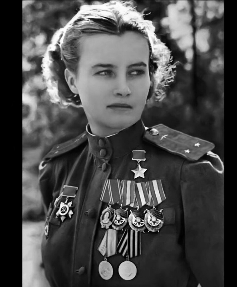 Наталья Меклин (Кравцова), в 20 лет была зачислена в авиаполк. Герой Советского Союза