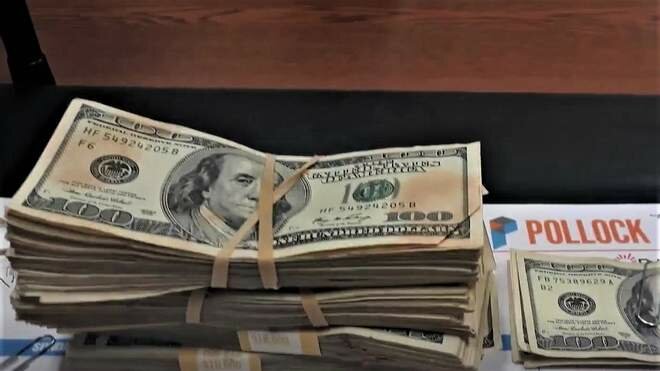 Девушка нашла 42000$ в одежде .Скриншот KFOR