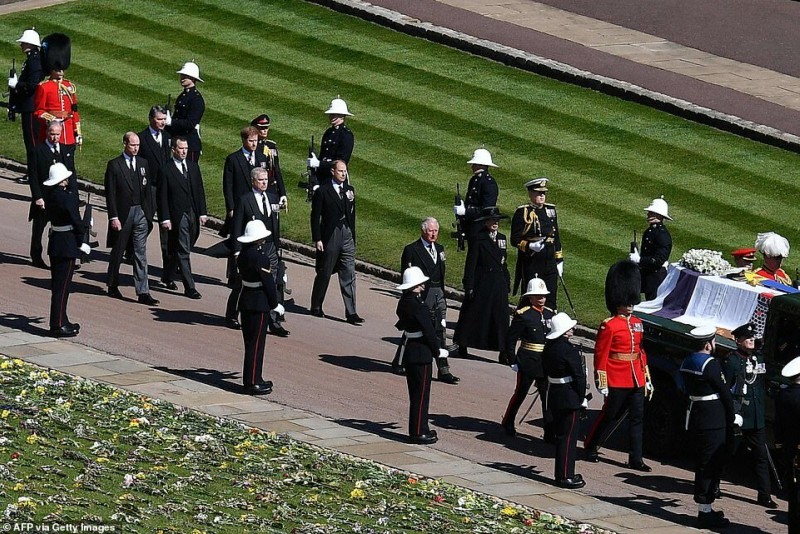 Фото https://www.dailymail.co.uk/news/article-9482697/Prince-Philip-funeral-Queen-carried-pocket-square-picture-newlyweds.html
