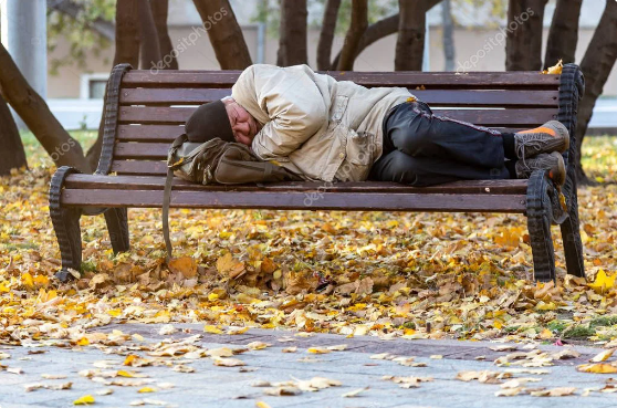 Босяк замерзал на улице, как вдруг его заметила богатая женщина, которую он пожалел и накормил двадцать лет назад