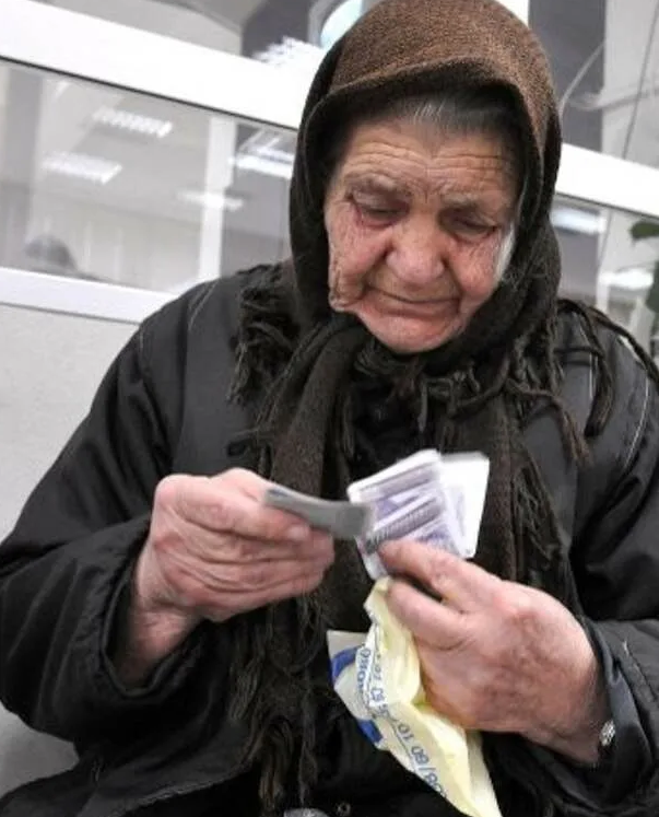 Пожилая женщина просила возле "Перекрестка" денег на еду.Отдала ей 200 рублей.Увидев, что она купила сильно удивилась