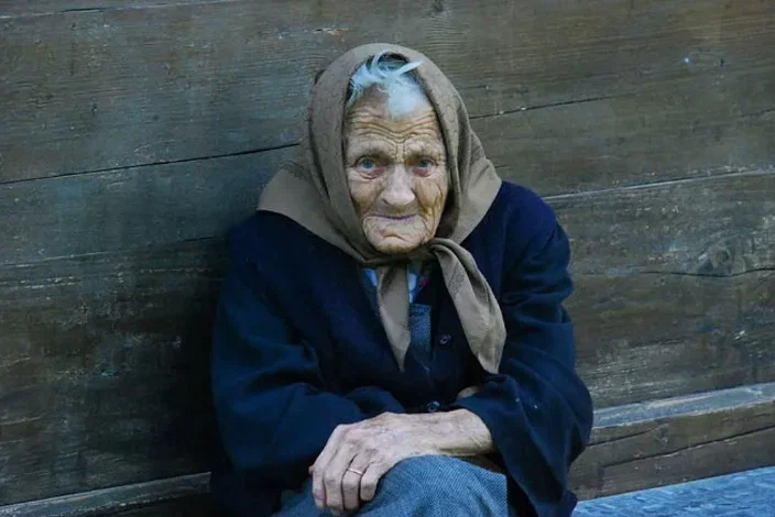78-летняя бабуля на коленях просила продать ей лекарства в аптеке, но ей отказали. Вдруг за ней зашла ухоженная женщина