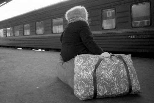 Несчастная старушка просила купить ей билет на поезд до дома, но люди шли мимо. Остановилась лишь одна добрая женщина...