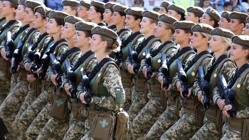 Девушек в армию! Украина ставит женщин на воинский учет.