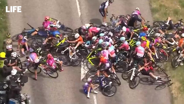 Массовая авария на женской велогонке "Тур де Франс". Видео © Telegram / SHOT