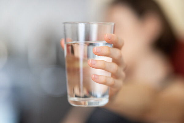 Многие ошибочно думают, что жидкость из напитков точно так же восполняет водный баланс в организме, как и простая вода. Но это не так. Фото © Unsplash