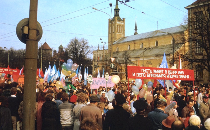 Високосный год в преддверии великих перемен. 1988 год – удивительный. Творятся дела, ранее невообразимые для нас, граждан. Горбачев встречается с патриархом, в Москву прилетел Рейган...